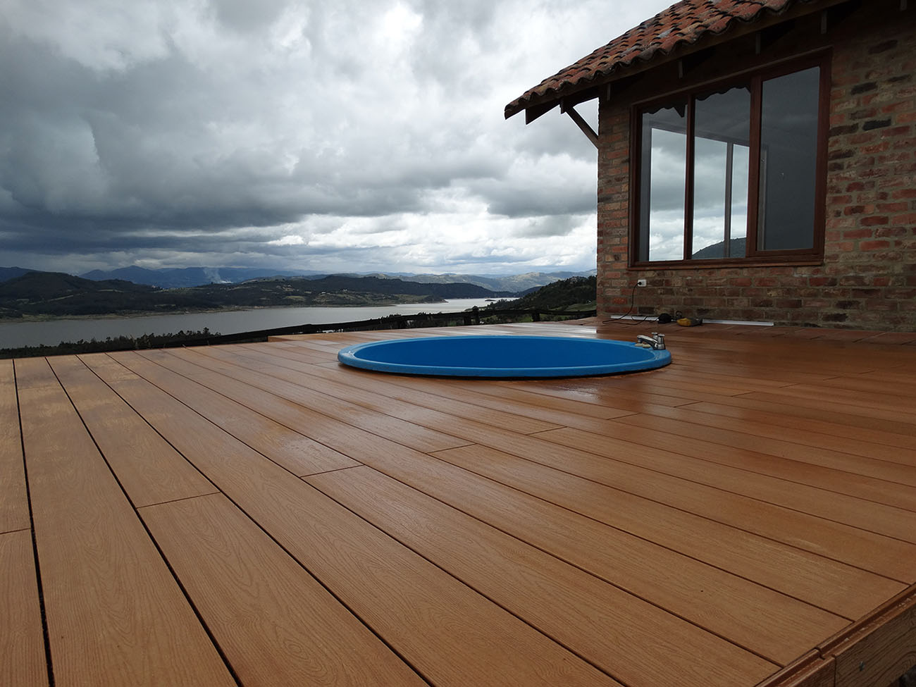 Deck en madera sintetica WPC para uso exterior Colombia Piso Deck sintetico WPC