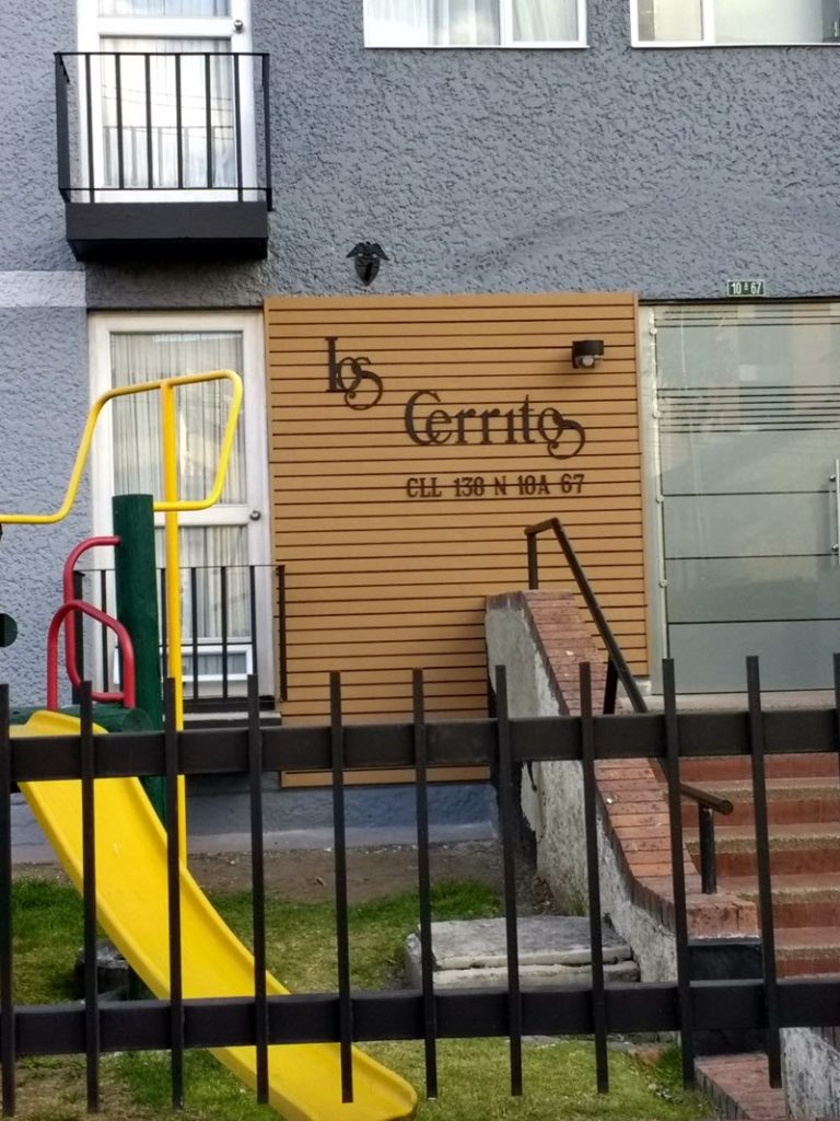 Los perfiles wpc o madera plástica se utilizan como accesorios de decoración y embellecimiento en fachadas y muros. Se asemejan a la madera natural.