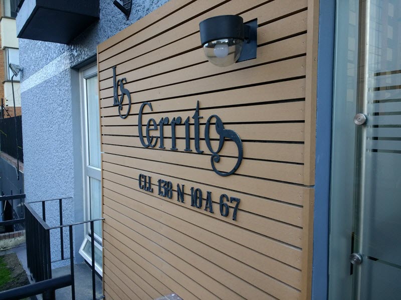 Los perfiles wpc o madera plástica se utilizan como accesorios de decoración y embellecimiento en fachadas y muros. Se asemejan a la madera natural.