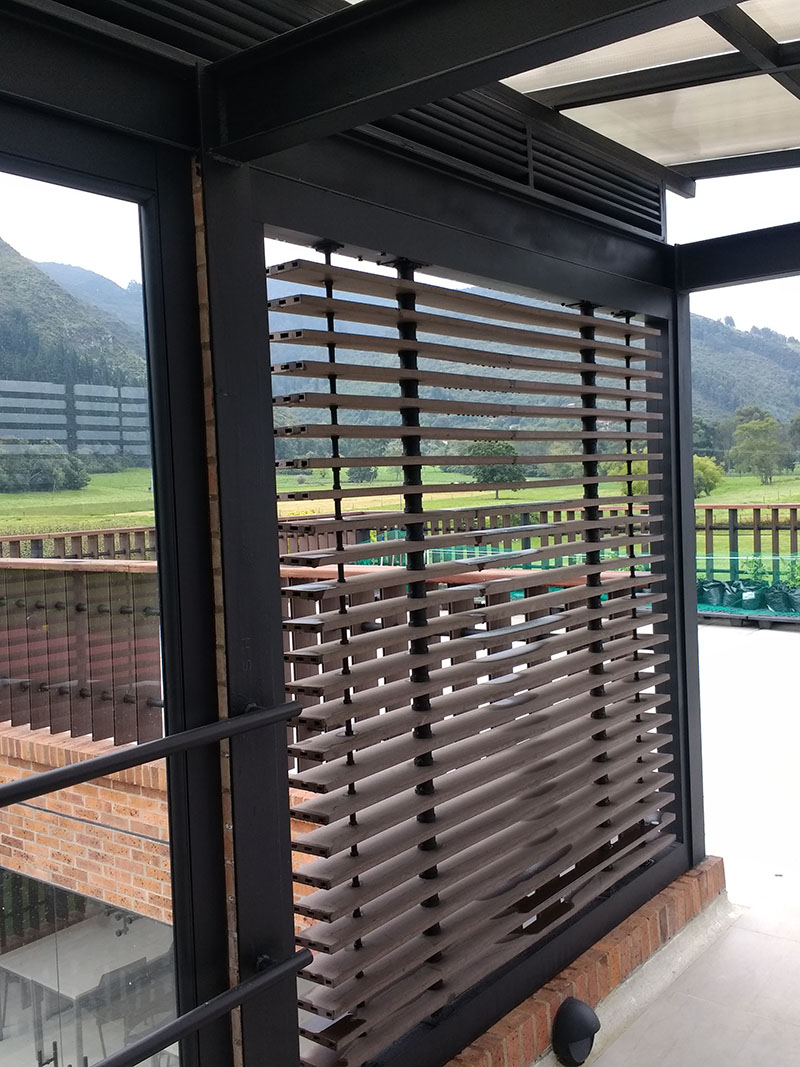 Los perfiles wpc o madera plástica se utilizan como accesorios de decoración y embellecimiento en fachadas y muros. Se asemejan a la madera natural. Ecowood