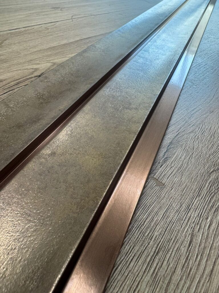 Pánel acanalado concavo efecto metalizado y canales cobre. Páneles cóncavos 3D