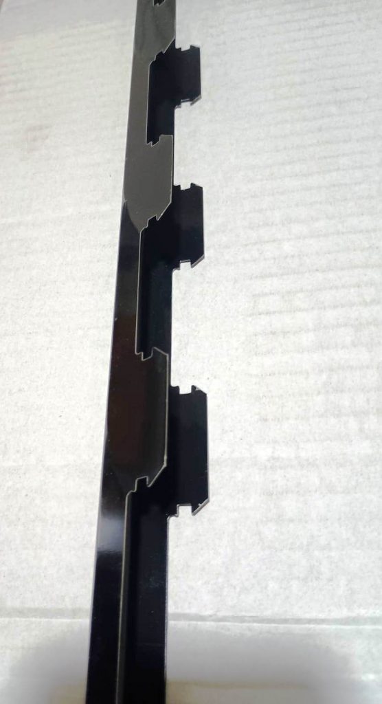 Riel metálico de anclaje para perfiles de wpc para cielo raso